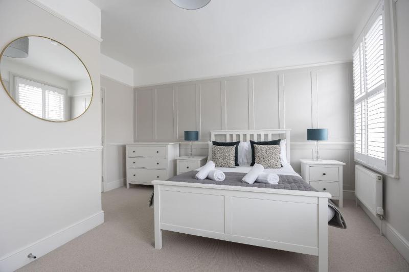 Stunning 5 Bed Regency Home - image 42