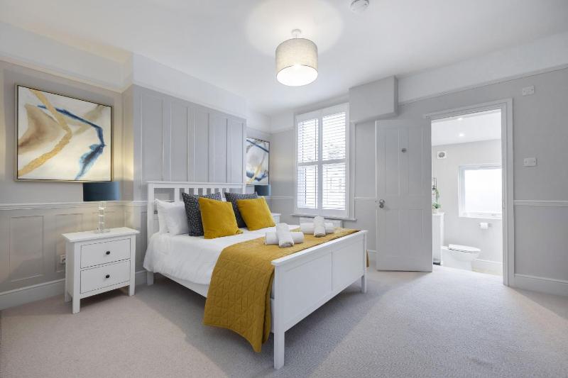 Stunning 5 Bed Regency Home - image 1