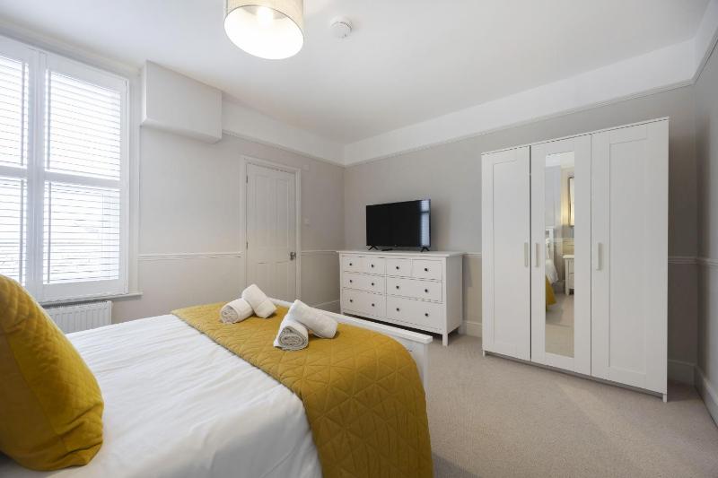 Stunning 5 Bed Regency Home - image 38