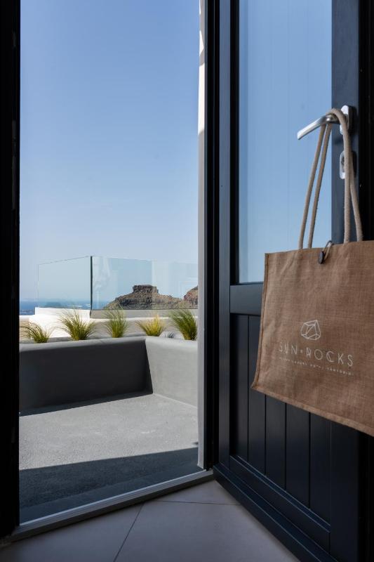 Sun Rocks Boutique Hotel - Caldera View Suites & Sunset Dining Experience - image 9