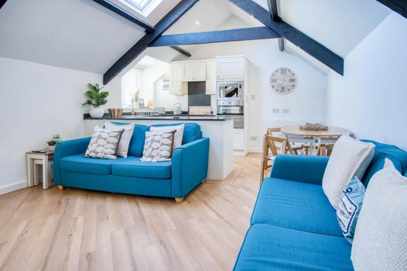 Penthouse At The Mews - 2 Bed Pet Friendly Apartment - Tenby - image 34