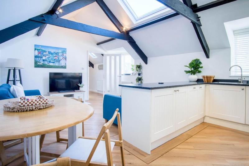Penthouse At The Mews - 2 Bed Pet Friendly Apartment - Tenby - image 15