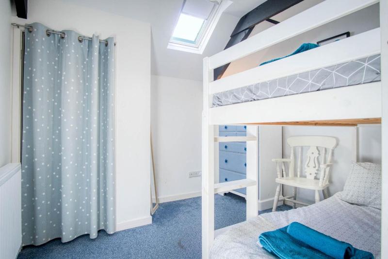 Penthouse At The Mews - 2 Bed Pet Friendly Apartment - Tenby - image 18