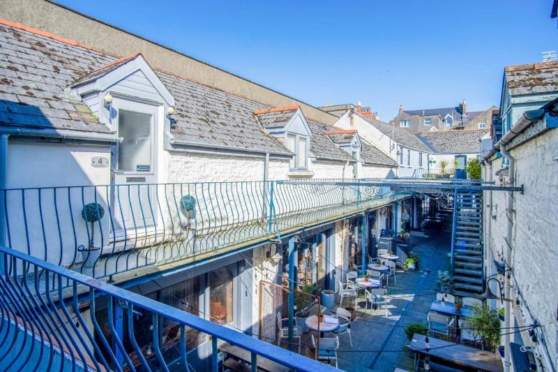 Penthouse At The Mews - 2 Bed Pet Friendly Apartment - Tenby - image 10