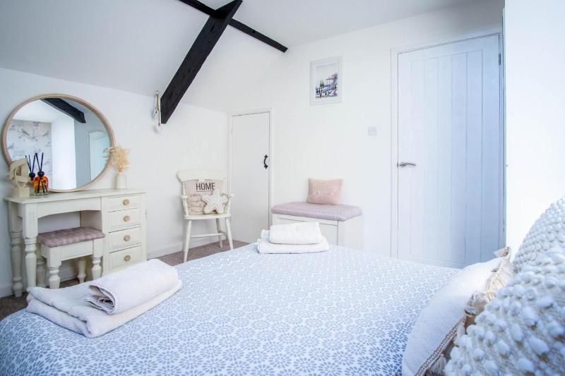 Penthouse At The Mews - 2 Bed Pet Friendly Apartment - Tenby - image 29