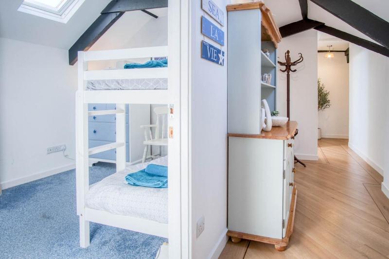 Penthouse At The Mews - 2 Bed Pet Friendly Apartment - Tenby - image 9