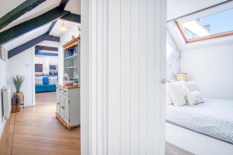 Penthouse At The Mews - 2 Bed Pet Friendly Apartment - Tenby - image 8