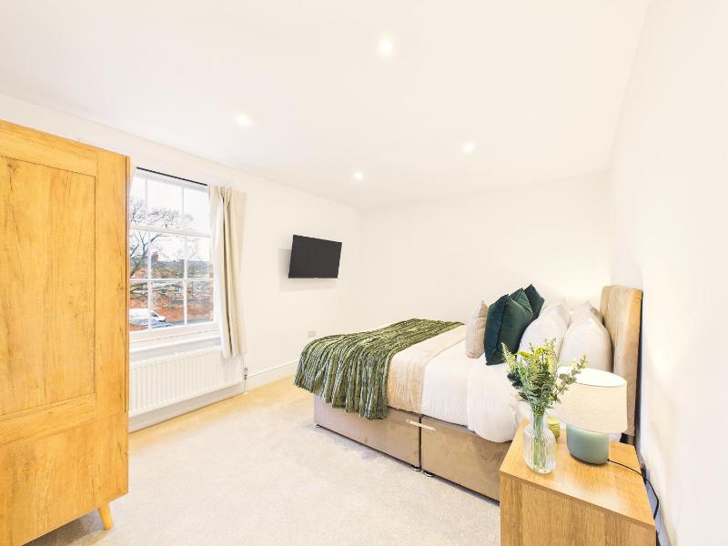 NEW Artisan Apartment by Signature Stays - Modern - Spacious - Parking - image 4