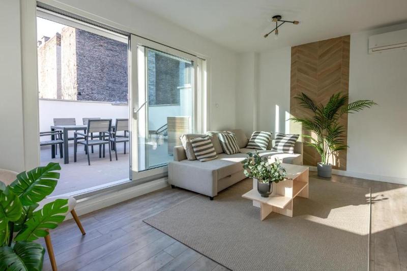 Central Apartment With Terrace - L12 - image 1