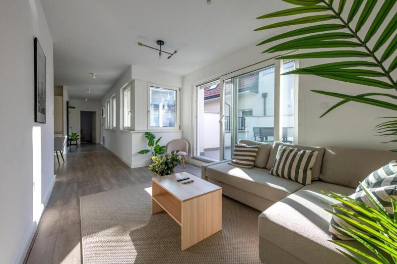 Central Apartment With Terrace - L12 - image 11