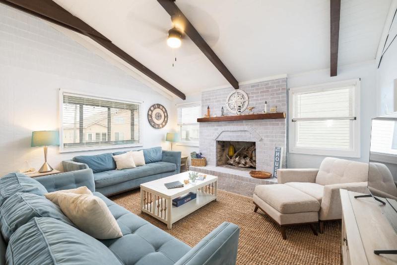 New Listing Walk to Beach Hot Tub & Games - image 30