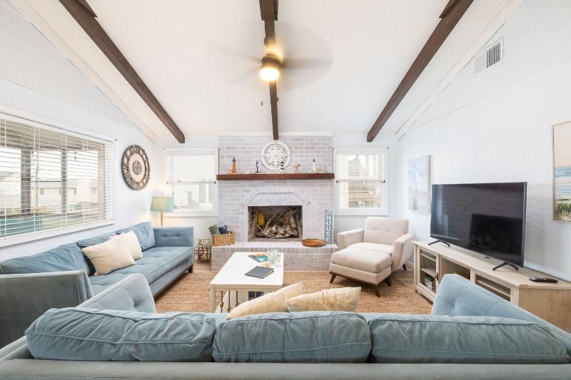 New Listing Walk to Beach Hot Tub & Games - image 4