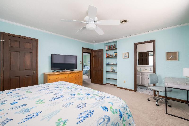 New Listing Walk to Beach Hot Tub & Games - image 34