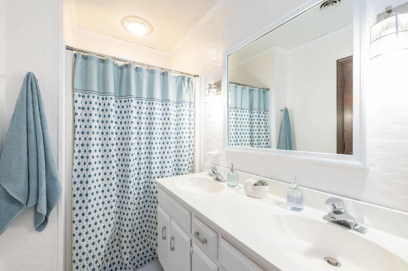 New Listing Walk to Beach Hot Tub & Games - image 5