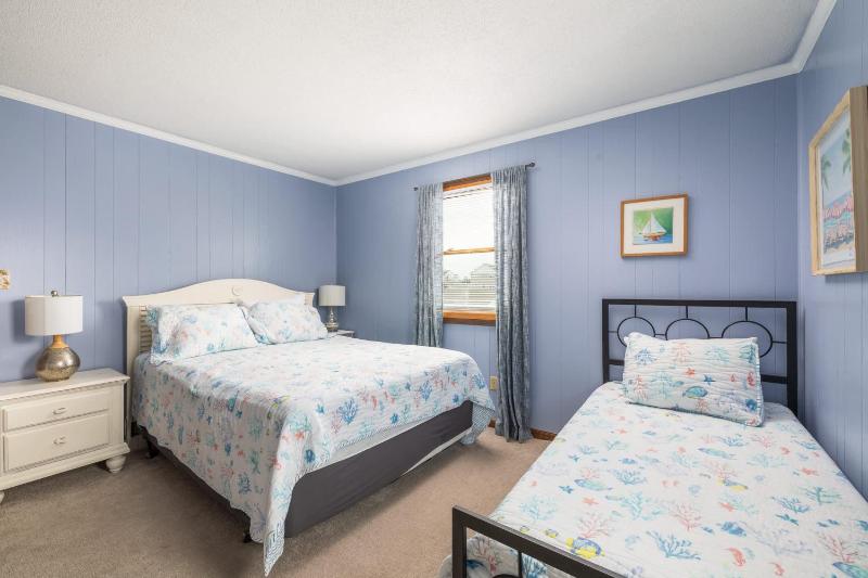 New Listing Walk to Beach Hot Tub & Games - image 32