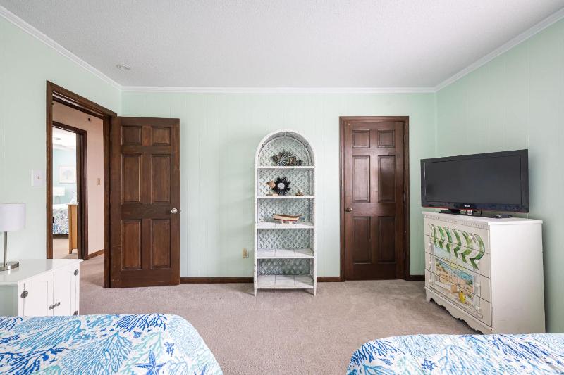 New Listing Walk to Beach Hot Tub & Games - image 21