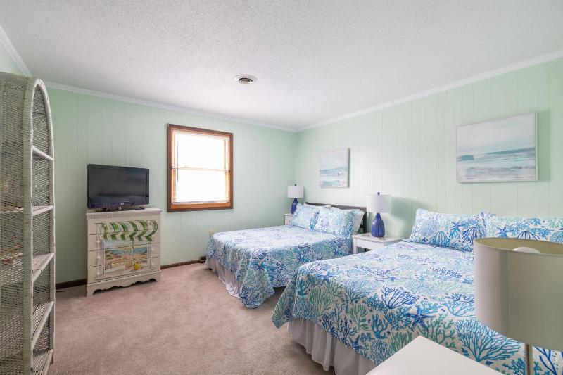 New Listing Walk to Beach Hot Tub & Games - image 11