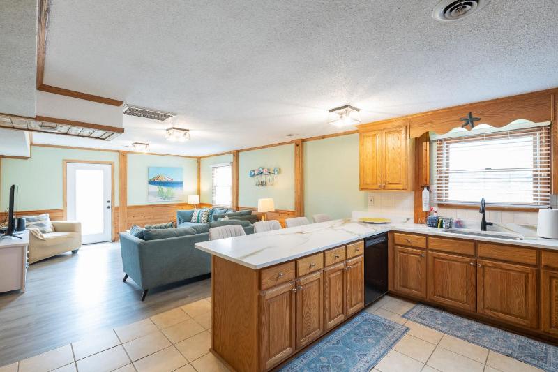 New Listing Walk to Beach Hot Tub & Games - image 47