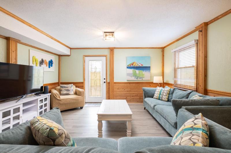 New Listing Walk to Beach Hot Tub & Games - image 44