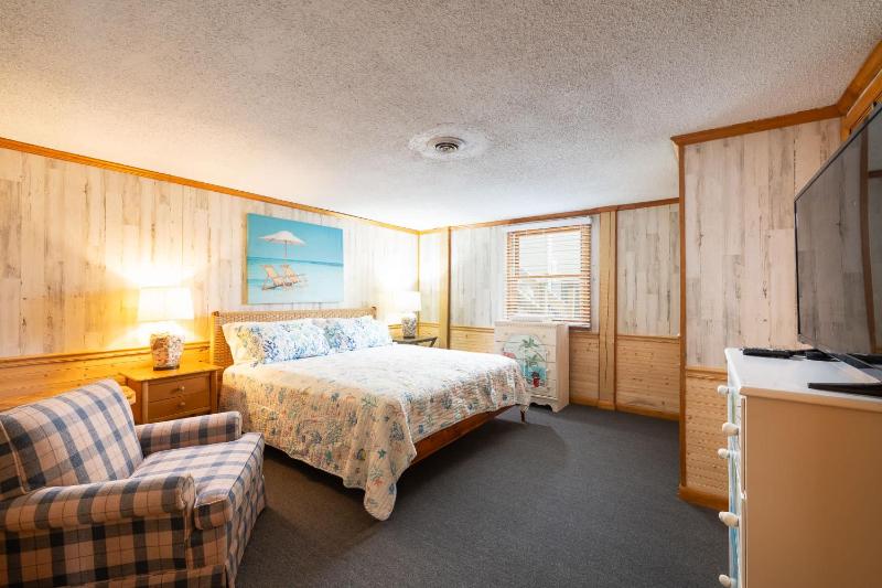 New Listing Walk to Beach Hot Tub & Games - image 3