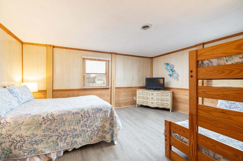 New Listing Walk to Beach Hot Tub & Games - image 25