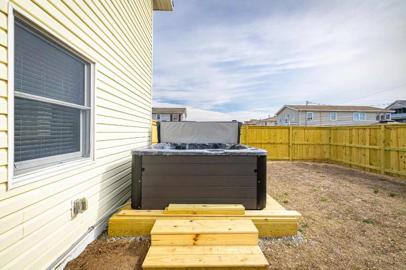 New Listing Walk to Beach Hot Tub & Games - image 6