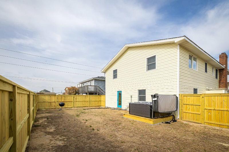 New Listing Walk to Beach Hot Tub & Games - image 2
