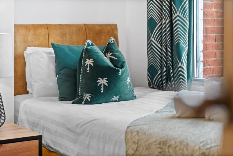 Large Luxury 4 Bed Chic House Southampton Centre Great for groups! Parking available Sleeps 7- By Blue Puffin Stays - image 18