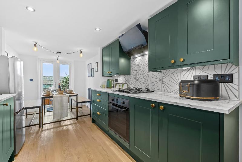 Large Luxury 4 Bed Chic House Southampton Centre Great for groups! Parking available Sleeps 7- By Blue Puffin Stays - image 29