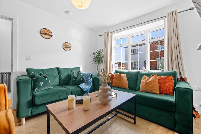 Large Luxury 4 Bed Chic House Southampton Centre Great for groups! Parking available Sleeps 7- By Blue Puffin Stays - image 4