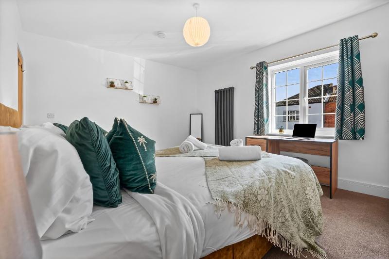 Large Luxury 4 Bed Chic House Southampton Centre Great for groups! Parking available Sleeps 7- By Blue Puffin Stays - image 35