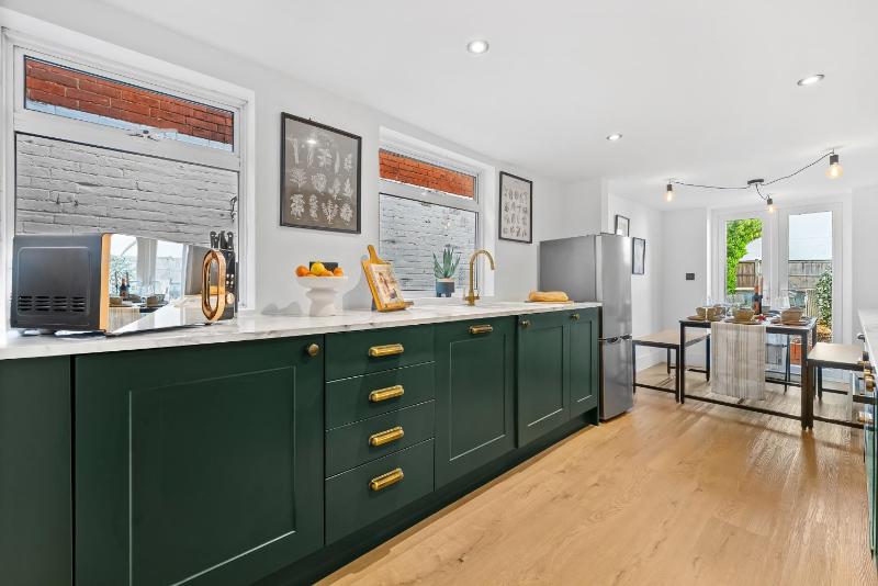 Large Luxury 4 Bed Chic House Southampton Centre Great for groups! Parking available Sleeps 7- By Blue Puffin Stays - image 13