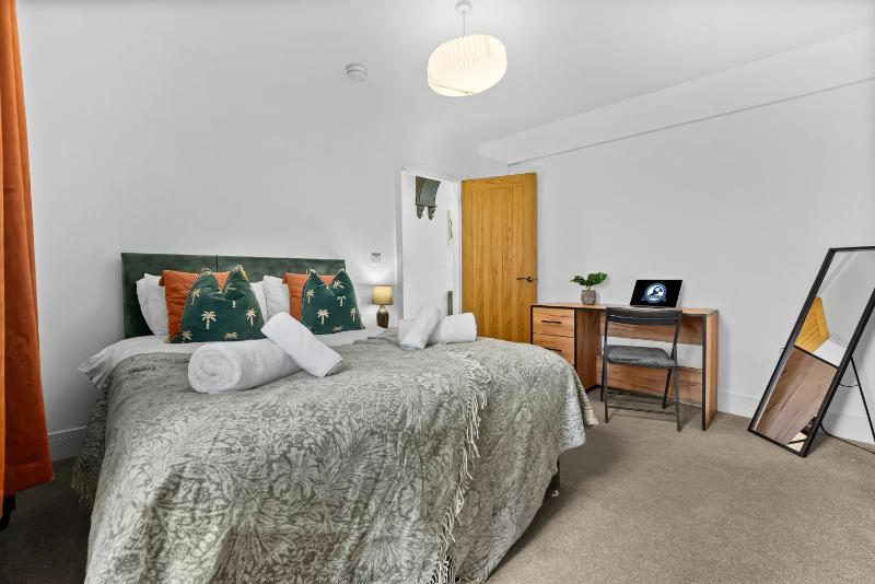 Large Luxury 4 Bed Chic House Southampton Centre Great for groups! Parking available Sleeps 7- By Blue Puffin Stays - image 16