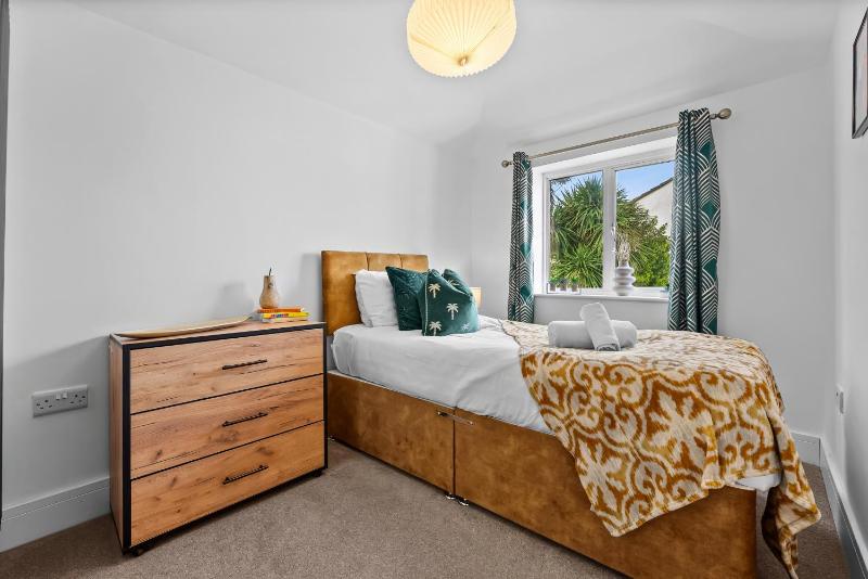 Large Luxury 4 Bed Chic House Southampton Centre Great for groups! Parking available Sleeps 7- By Blue Puffin Stays - image 6