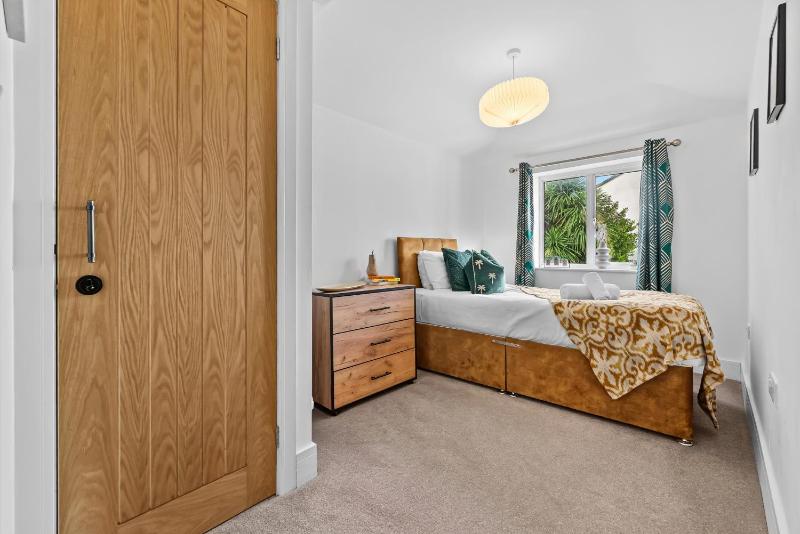 Large Luxury 4 Bed Chic House Southampton Centre Great for groups! Parking available Sleeps 7- By Blue Puffin Stays - image 10