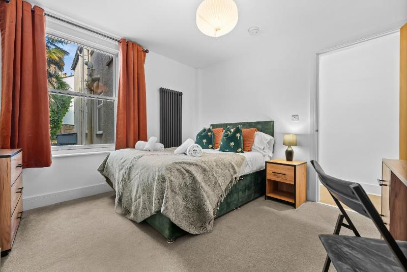 Large Luxury 4 Bed Chic House Southampton Centre Great for groups! Parking available Sleeps 7- By Blue Puffin Stays - image 37
