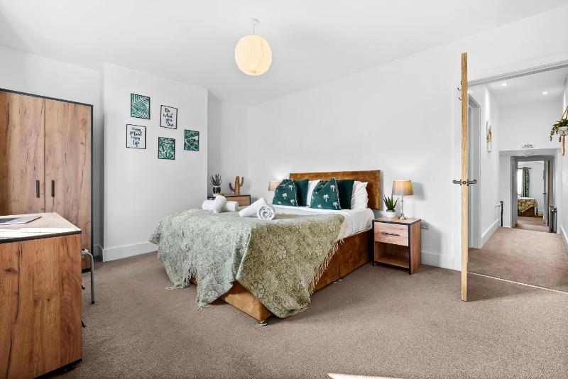 Large Luxury 4 Bed Chic House Southampton Centre Great for groups! Parking available Sleeps 7- By Blue Puffin Stays - image 7