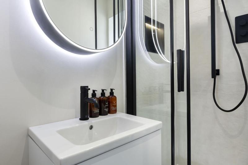 Stunning and Contemporary 2 Bed Home in Lansdown - image 29