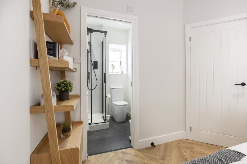 Stunning and Contemporary 2 Bed Home in Lansdown - image 35