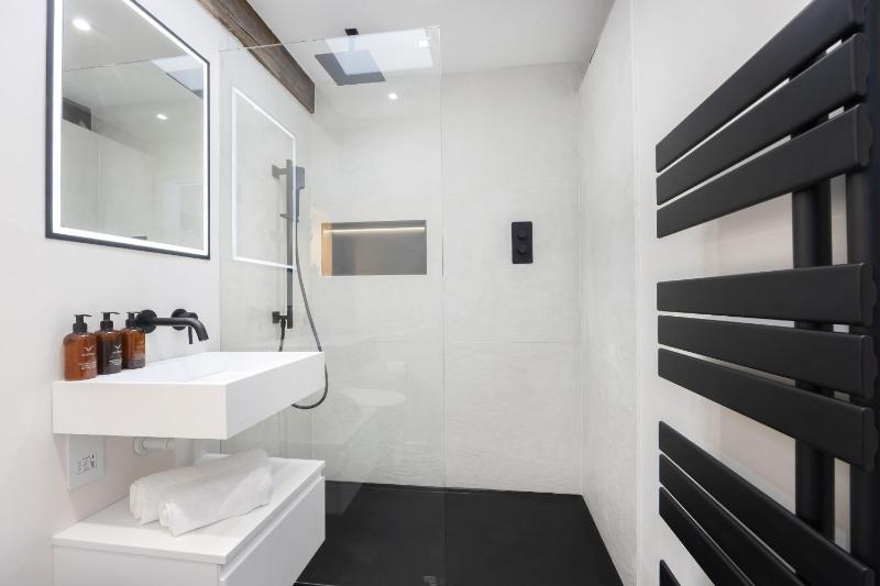 Stunning and Contemporary 2 Bed Home in Lansdown - image 22