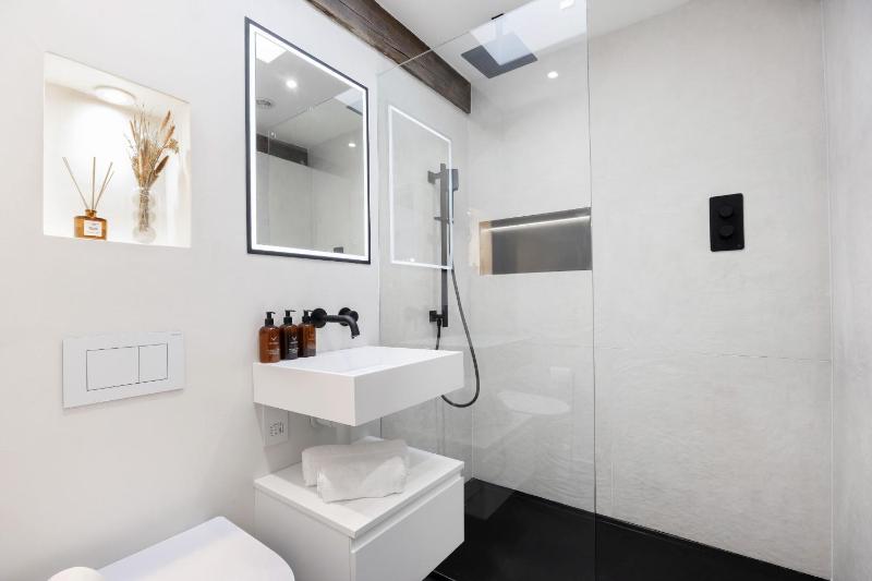 Stunning and Contemporary 2 Bed Home in Lansdown - image 38