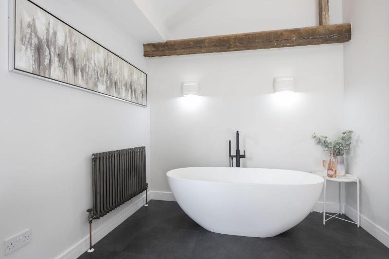 Stunning and Contemporary 2 Bed Home in Lansdown - image 34