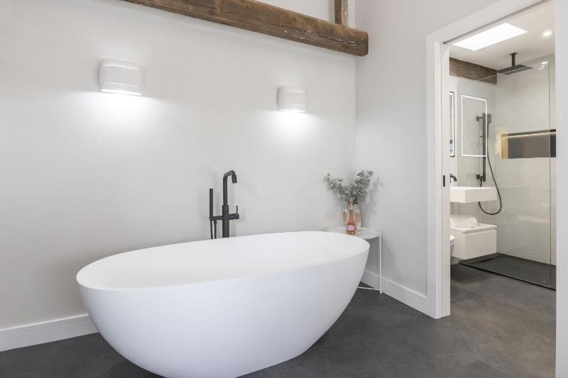 Stunning and Contemporary 2 Bed Home in Lansdown - image 36