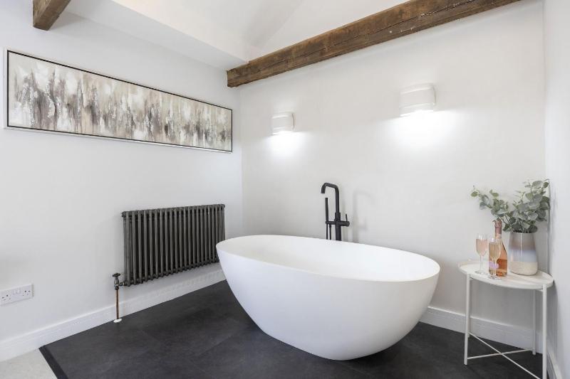 Stunning and Contemporary 2 Bed Home in Lansdown - image 31