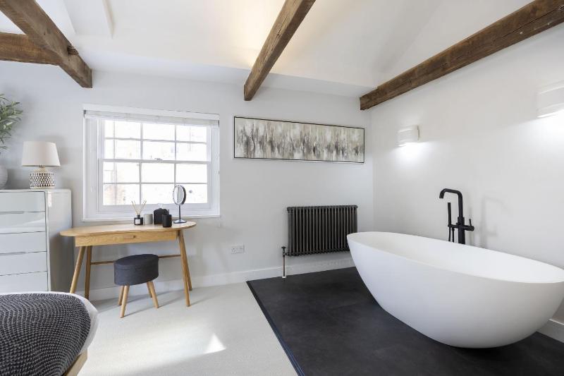 Stunning and Contemporary 2 Bed Home in Lansdown - image 23