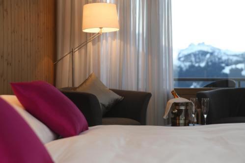 Double Room with Balcony and Lake and Mountain View image 1