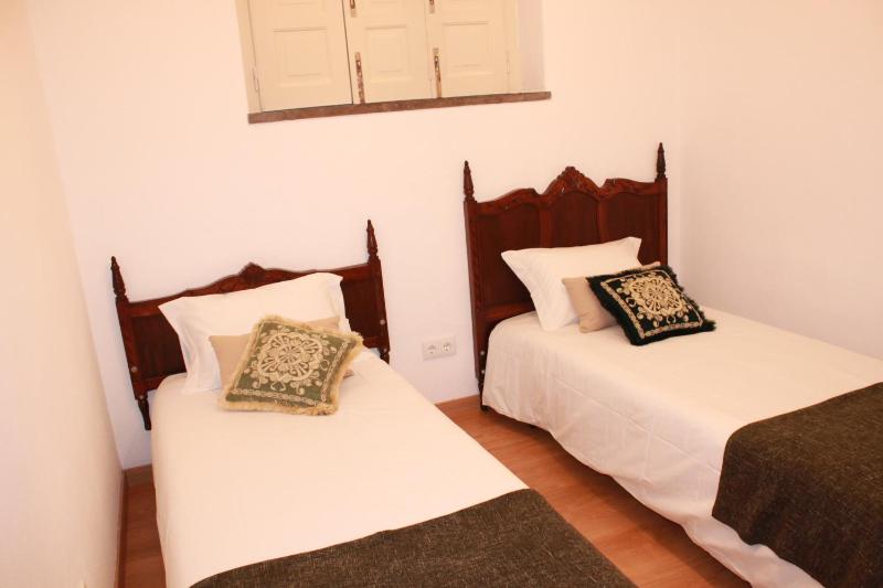 Twin Room with Shared Bathroom image 1