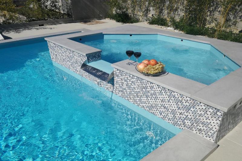 Flora Maris Pool Apartments - image 9