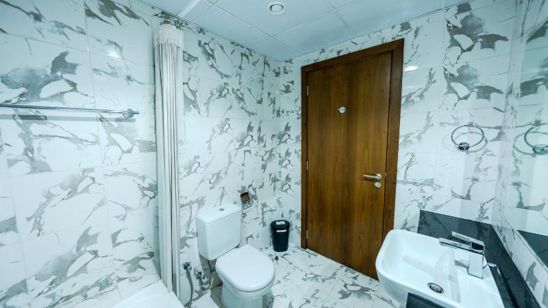 Bright & Stylish 1BR in Marina Al Hamra Village - image 14