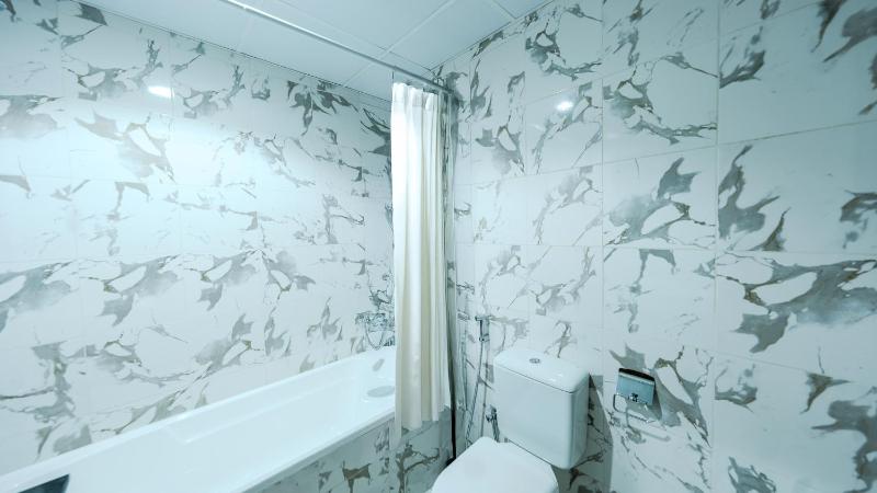 Bright & Stylish 1BR in Marina Al Hamra Village - image 15